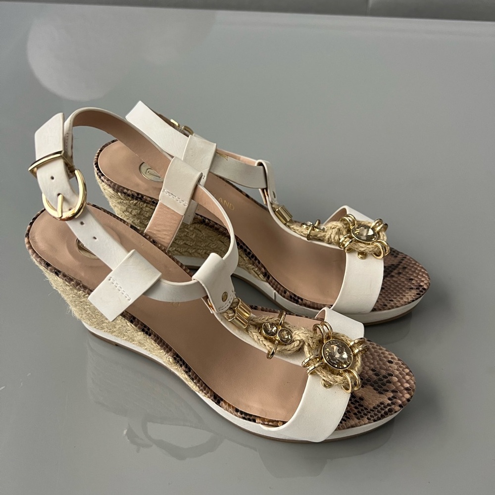 Elegant White Wedge Sandals with Gold Accents size 7